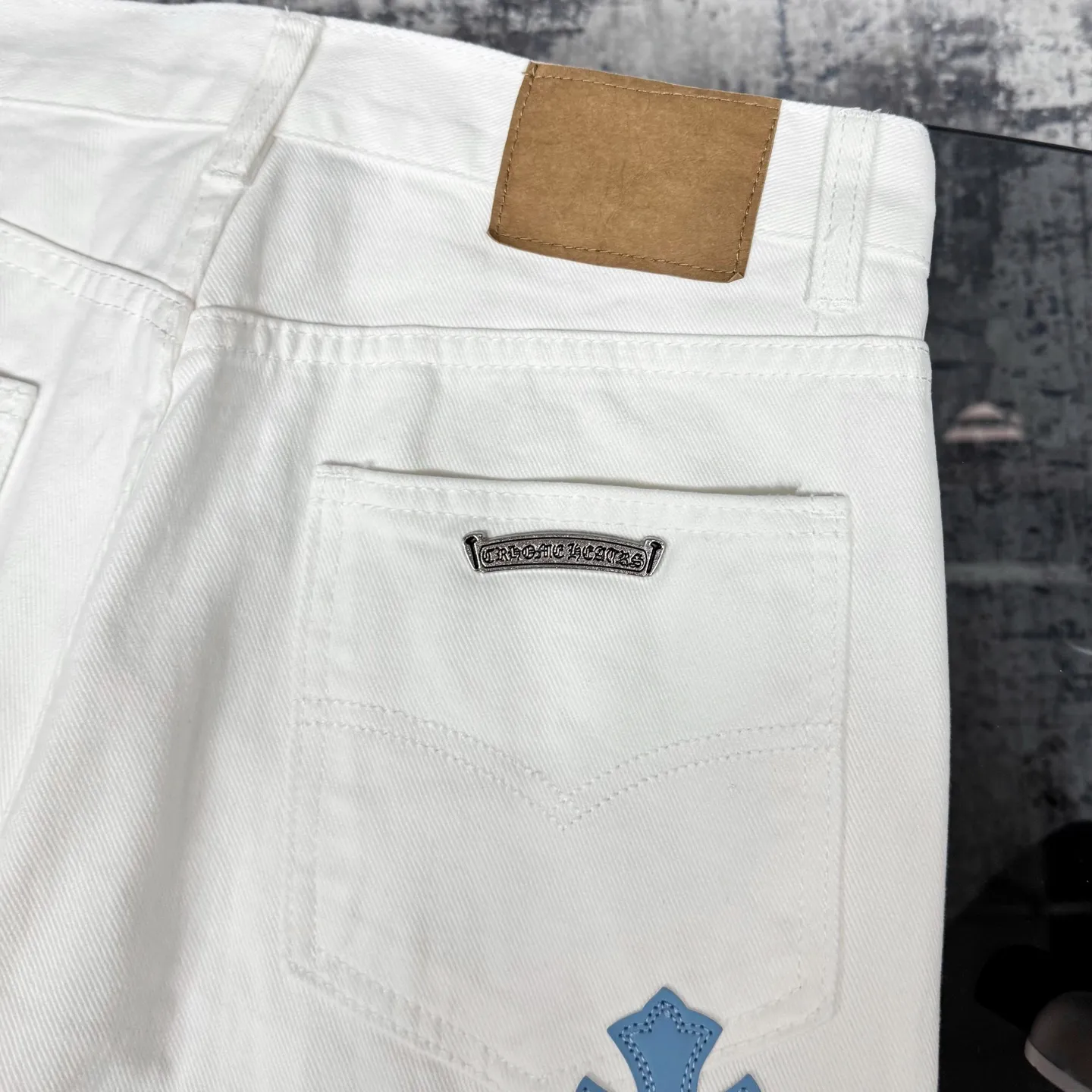 P250 Chrome Heart ｜ Chrome Heart cross patchwork leather jeans Top-notch heavy-duty washing process Calf leather laser-cut cross Distressed silver hardware The straight version makes the upper body slimmer. The high-end quality is different from the market currency. It is also so cool that both men and women can easily control the genderless trend up!   Color: White with blue Size: S M L XL Corresponding sizes 28 30 32 34 Detailed sizes can be found in Figure 9